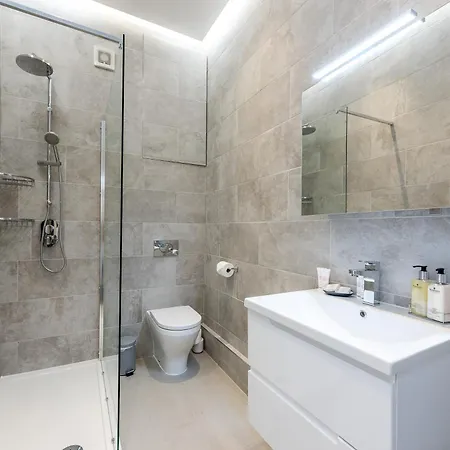 Casa Italia Near Kings Road In Chelsea With Wifi & Washing Machine *