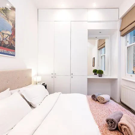Casa Italia Near Kings Road In Chelsea With Wifi & Washing Machine Apartment London