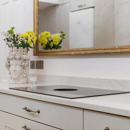 Stylish Kensington Courtyard Apartment