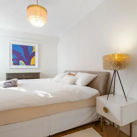 Stylish Kensington Courtyard Apartment *