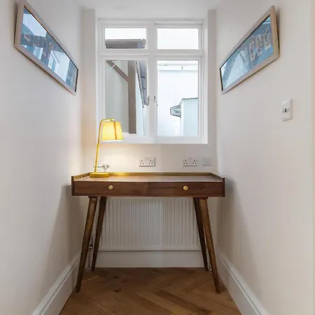 Stylish Kensington Courtyard Apartment London