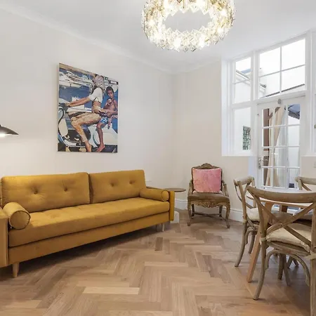 Stylish Kensington Courtyard Apartment London