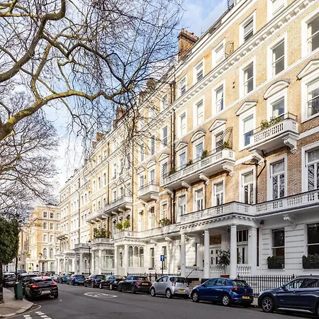 Stylish Kensington Courtyard Apartment London