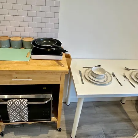 Spacious En-suite Private Bath And Kitchen Studio Flat Canary Wharf No 3 London