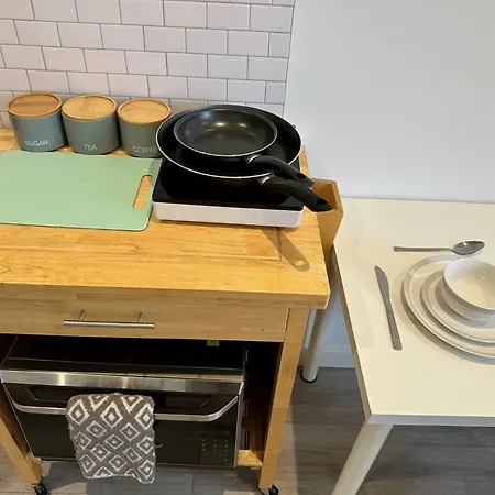 Spacious En-suite Private Bath And Kitchen Studio Flat Canary Wharf No 3 London
