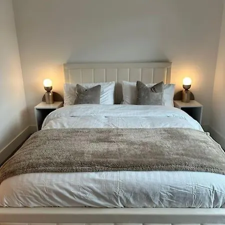 Stylist 2 Bedroom In Apartment London