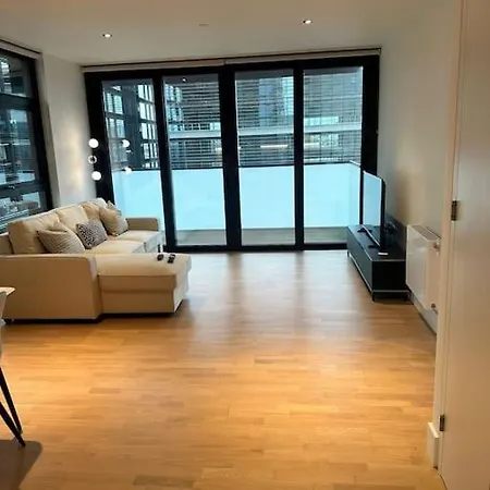Stylist 2 Bedroom In Apartment London