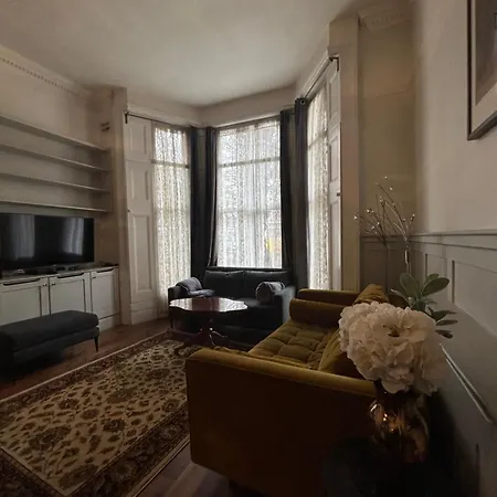 Stunning Holland Park 2 Bedroom - Sleeps 6 Apartment *