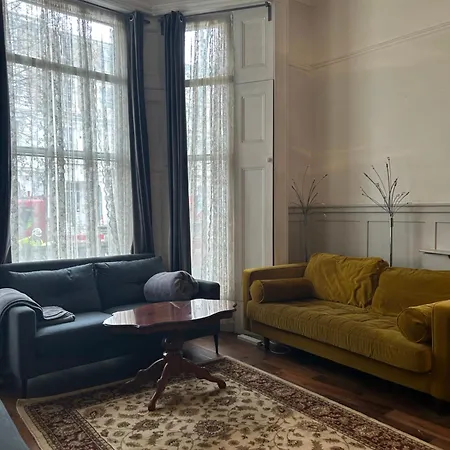 Stunning Holland Park 2 Bedroom - Sleeps 6 Apartment London