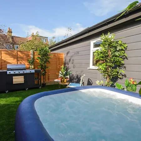 Apartment Luxury Versace 1 Bed Hot Tub Pool Table Sky Tv