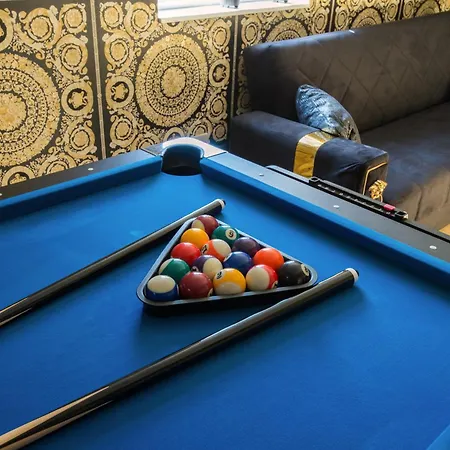 Luxury Versace 1 Bed Hot Tub Pool Table Sky Tv Apartment *