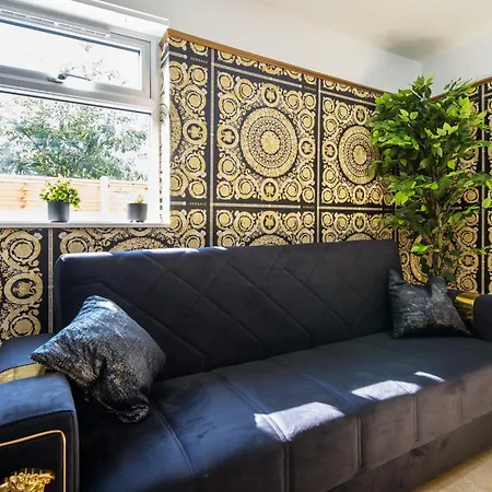 Apartment Luxury Versace 1 Bed Hot Tub Pool Table Sky Tv London