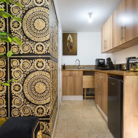 Luxury Versace 1 Bed Hot Tub Pool Table Sky Tv Apartment London
