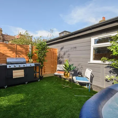 Luxury Versace 1 Bed Hot Tub Pool Table Sky Tv London