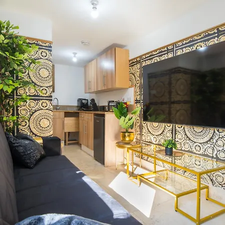 Luxury Versace 1 Bed Hot Tub Pool Table Sky Tv * London