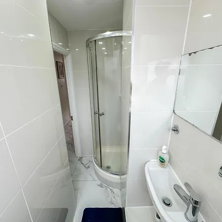 Cosy 3 Bedroom 3 Bathroom Flat With Private Garden- Maida Vale, Near Paddington London