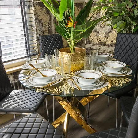 Apartment Luxury Versace 1 Bed Hot Tub Pool Table Sky Tv *