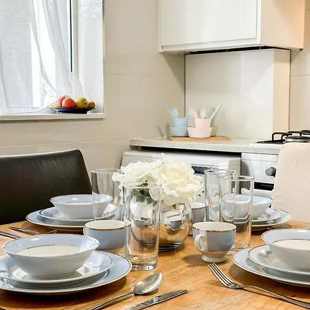 Cosy 3 Bedroom 3 Bathroom Flat With Private Garden- Maida Vale, Near Paddington Apartment *