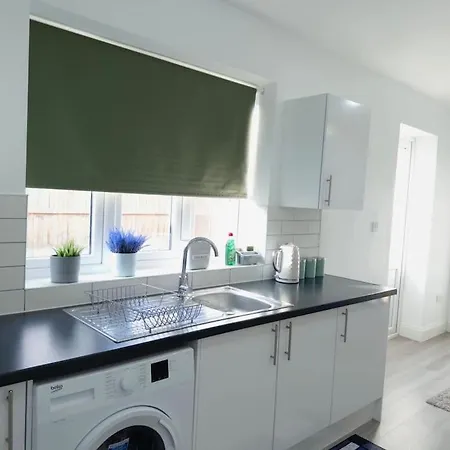 Cosy 1-bed Flat 30min To & Parking