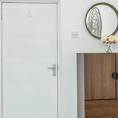 Newly Refurbished 2br Wbalcony In Vibrant Peckham * London