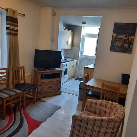 Large 6 Bedroom House - Fortescue Apartment
