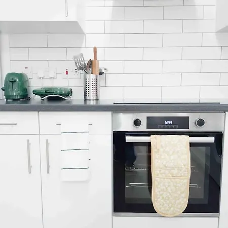 Cosy 1-bed Flat 30min To & Parking Apartment London