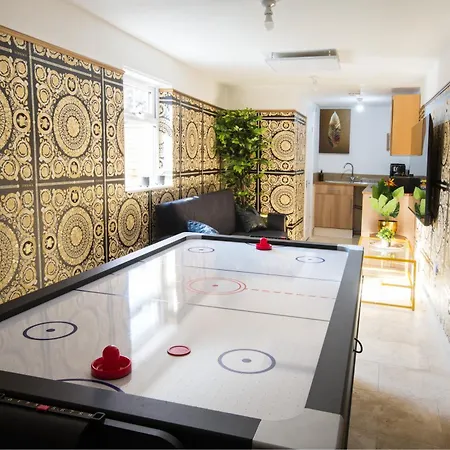 Apartment Luxury Versace 1 Bed Hot Tub Pool Table Sky Tv
