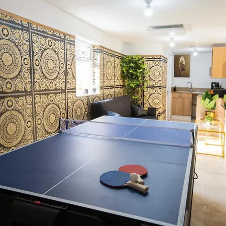 Luxury Versace 1 Bed Hot Tub Pool Table Sky Tv *