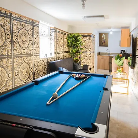 Luxury Versace 1 Bed Hot Tub Pool Table Sky Tv Apartment