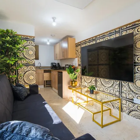 Apartment Luxury Versace 1 Bed Hot Tub Pool Table Sky Tv London