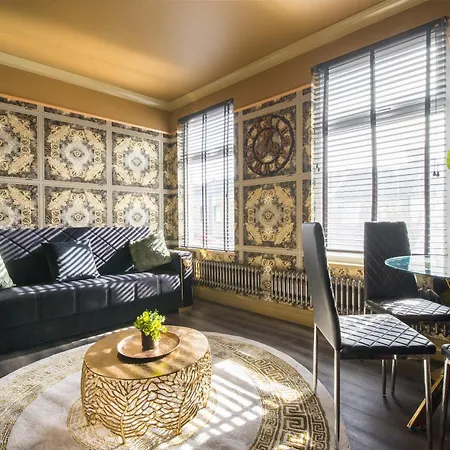 Luxury Versace 1 Bed Hot Tub Pool Table Sky Tv Apartment