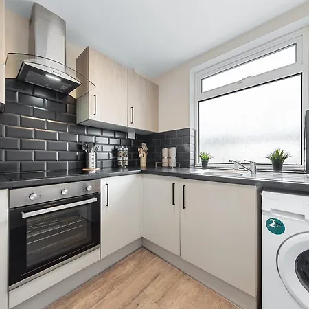 Serviced Ensuite Modern Studio - Sleeps 2 - Near Wembley Stadium - Good Transport Link To London - Harrow Ha3 * Hatch End