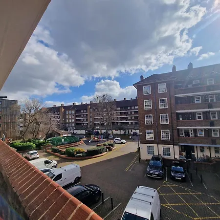 Comfortable 2 Bedrooms Flat In Oval *