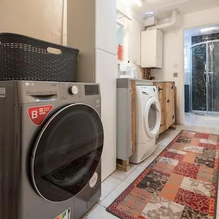 Stunning 3-bed House Apartment *
