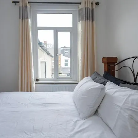 Stunning 3-bed House Apartment London