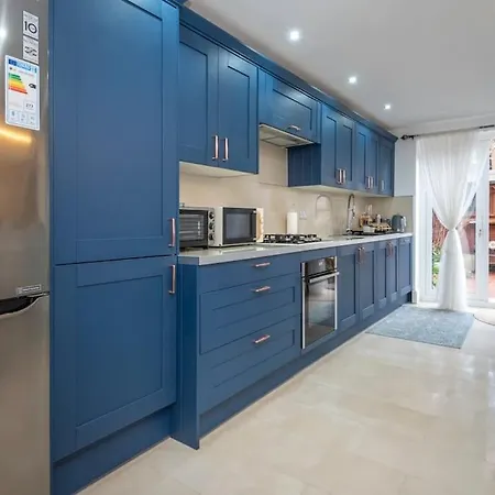 Stunning 3-bed House Apartment *