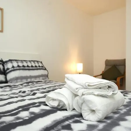Apartment Oasis Flat With High-speed Broadband And Free Parking