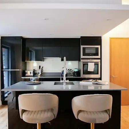 Stylish 2 Bed With Large Terrace