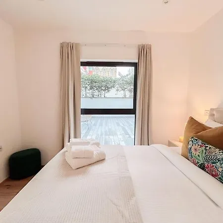 Stylish 2 Bed With Large Terrace Apartment
