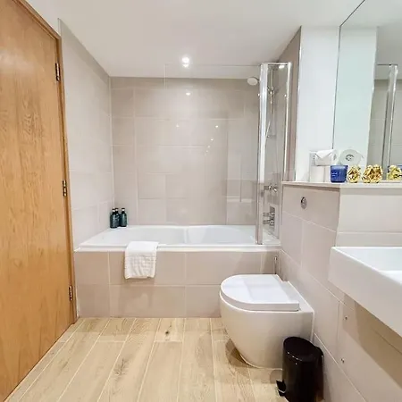 Stylish 2 Bed With Large Terrace Apartment