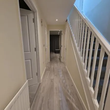 Newly Launched Two Bedroom House By Den Short Lets & Serviced With Garden Londra