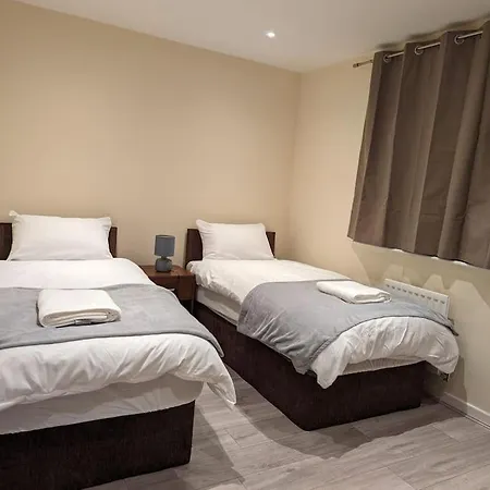 Casa vacanze Newly Launched Two Bedroom House By Den Short Lets & Serviced With Garden *