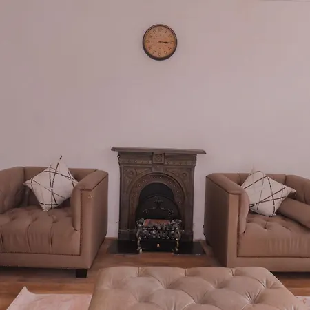 Apartment Budget 2bdr 6ppl Pets