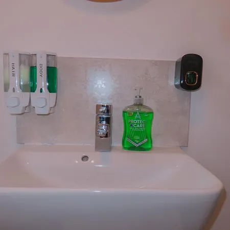 Apartment Budget 2bdr 6ppl Pets *