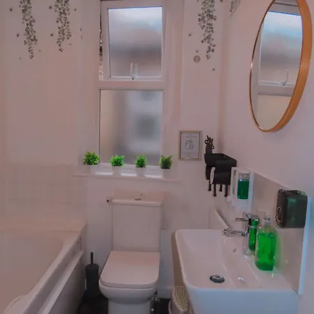 Apartment Budget 2bdr 6ppl Pets Teddington
