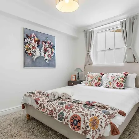 Hyde Park/paddington Flat