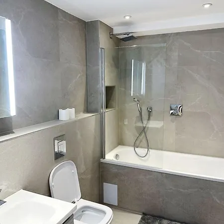Luxury Modern Flat Near Center *