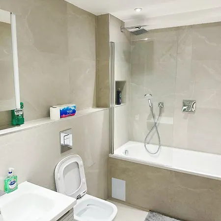 Luxury Modern Flat Near Center Apartment London