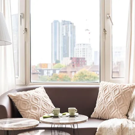 Apartment Livestay-three Bed With Balcony London
