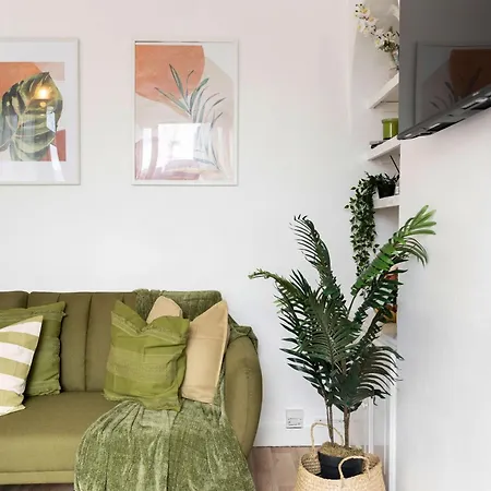 Livestay-three Bed With Balcony London